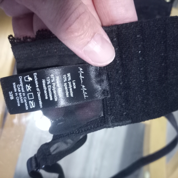 Chic Black Lace Underwire Bralette - Picture 2 of 3